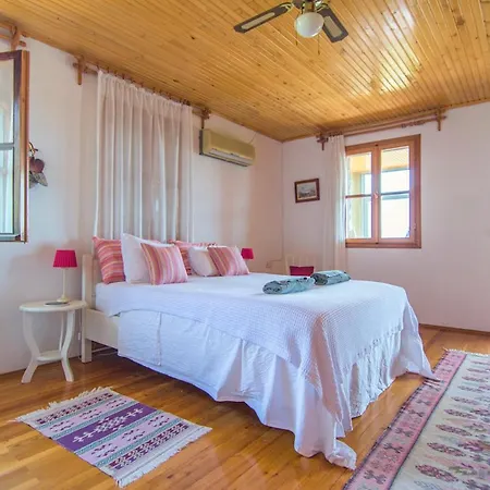 Belen Sleeps 6 With Pool Air Con And Wifi Villa